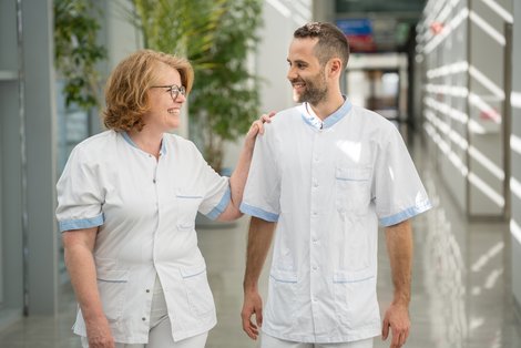 DGKPin Veronika Krondorfer hat ihre Leidenschaft für den Pflegeberuf an ihren Sohn Michael weitergegeben, der jetzt wie sie im Salzkammergut Klinikum Vöcklabruck arbeitet.