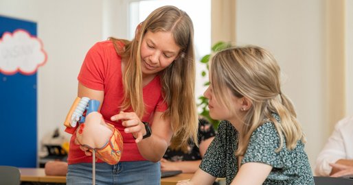 Lehrperson mit Auszubildender