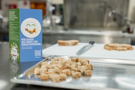 Croutons auf einem Tablett