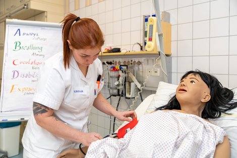 Schülerin am Pflegesimulator