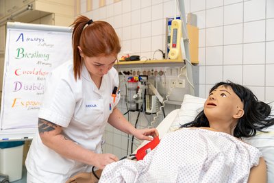 Schülerin am Pflegesimulator