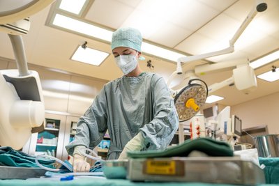 Auszubildende in Schutzkleidung im OP