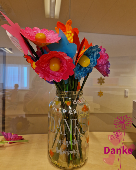 Gebastelte Blumen in einer bemalten Vase vom Kindergarten Helfenberg