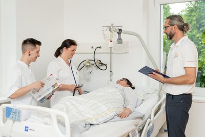 Auszubildende bei Praxisübung am Krankenbett