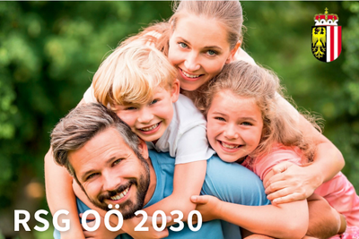 Bild von einer Familie in der Natur. Aufschrift RSG OÖ 2030 und das OÖ-Wappen