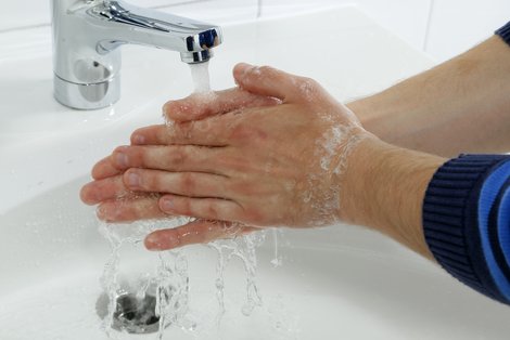 Hände beim Händewaschen