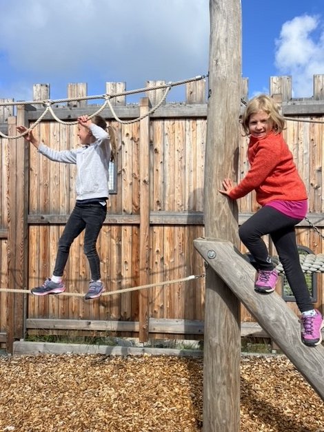Kinder beim Klettern