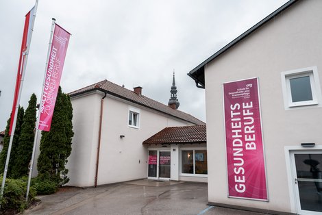 Ansicht vom frisch sanierten Schulgebäude 
