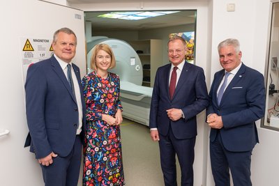 Gruppenfoto vor dem MRT mit Dr. Tilman Königswieser, MPH (Vorsitzender der Geschäftsführung der OÖG); Mag.a Christine Haberlander (LH-Stv.in); Mag. Thomas Stelzer (Landeshauptmann von Oberösterreich) und Mag. Karl Lehner, MBA (Mitglied der Geschäftsführung der OÖG)