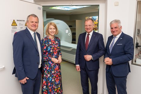 Gruppenfoto vor dem MRT mit Dr. Tilman Königswieser, MPH (Vorsitzender der Geschäftsführung der OÖG); Mag.a Christine Haberlander (LH-Stv.in); Mag. Thomas Stelzer (Landeshauptmann von Oberösterreich) und Mag. Karl Lehner, MBA (Mitglied der Geschäftsführung der OÖG)