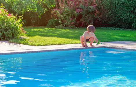 Bildtext: Sujetfoto; Ein Kind am Schwimmbeckenrand