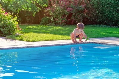 Bildtext: Sujetfoto; Ein Kind am Schwimmbeckenrand