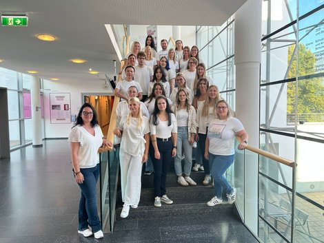 Gruppenfoto auf Treppe