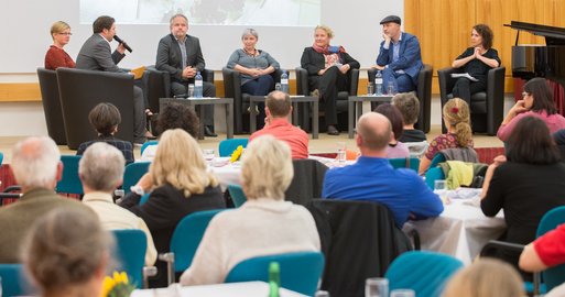 Expertenrunde am Podium und Publikum