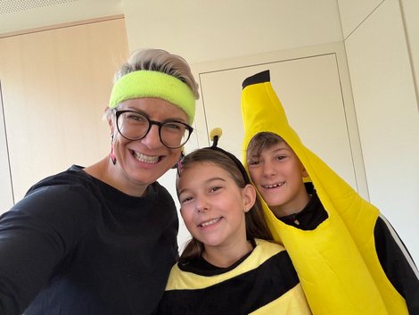 Selfie von Pia Neundlinger und ihren beiden Kindern im Faschingskostüm