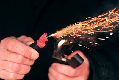 Böller wird in der Hand gezündet