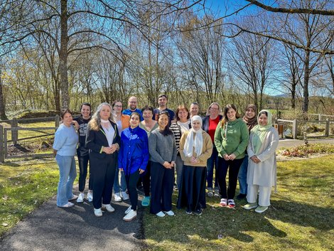 Gruppenfoto mit Bäumen im Hintergrund
