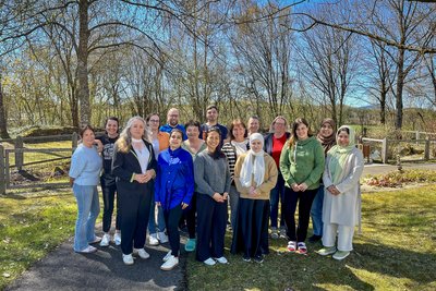 Gruppenfoto mit Bäumen im Hintergrund