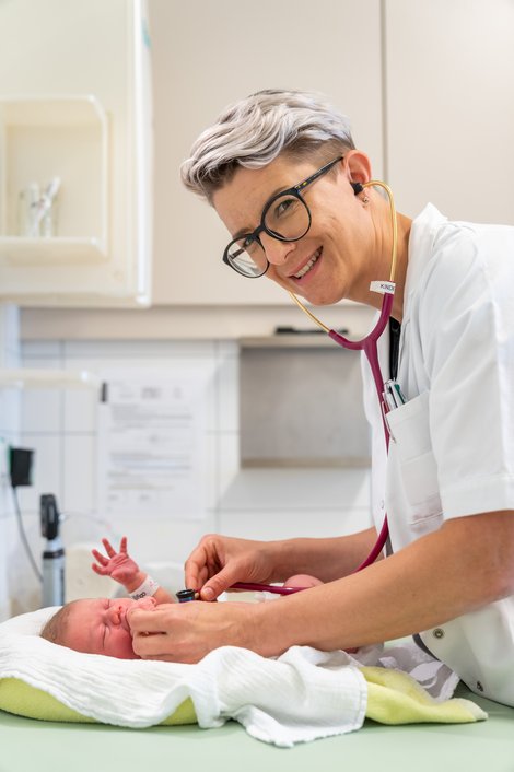 Pia Neundlinger bei der Arbeit - sie untersucht ein Baby