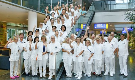 Gruppenfoto der Abteilung Anästhesie im Stiegenhaus