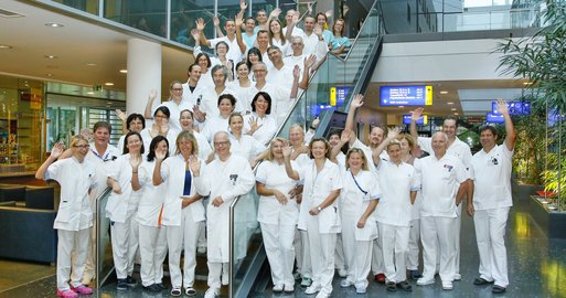 Gruppenfoto der Abteilung Anästhesie im Stiegenhaus