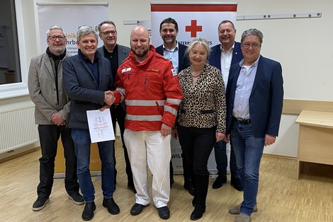 Übergabe der ärztlichen Leitung des Notarztdienstes Rohrbach - ein Gruppenfoto mit 8 Personen