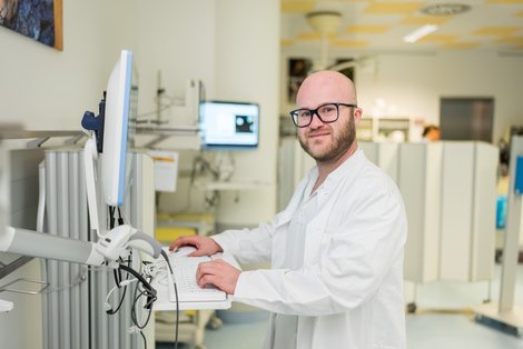 Thomas Pöckl bei der Arbeit im Aufwachraum