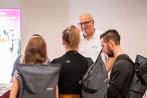Dr. Rupprecht im Gespräch mit 3 InteressentInnen