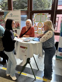 Selbsthilfegruppe Multiple Sklerose mit ihrem Stand im Klinikum Freistadt