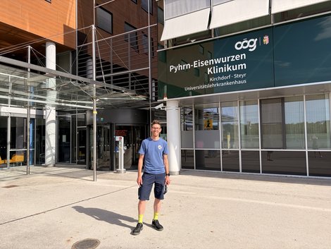 Dominik Schickmaier vor dem Pyhrn-Eisenwurzen Klinikum Steyr