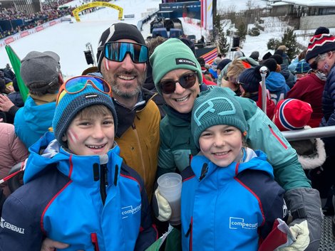 Pia Neundlinger und ihre Familie im Publikum bei einem Skirennen