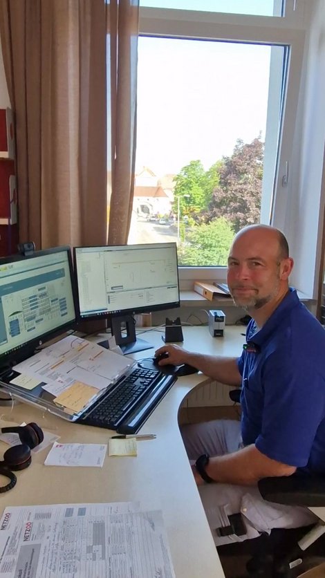 Florian Kirchmayr bei der Arbeit an seinem Schreibtisch