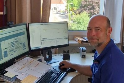 Florian Kirchmayr bei der Arbeit an seinem Schreibtisch