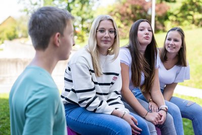 Drei Mädchen und ein Bursche, die schon jetzt in Ausbildung zur Pflegestarter*innen stehen und sich freuen.,
