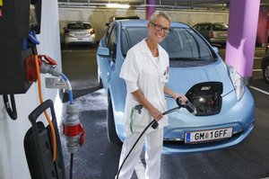 Ärztin mit Elektroauto