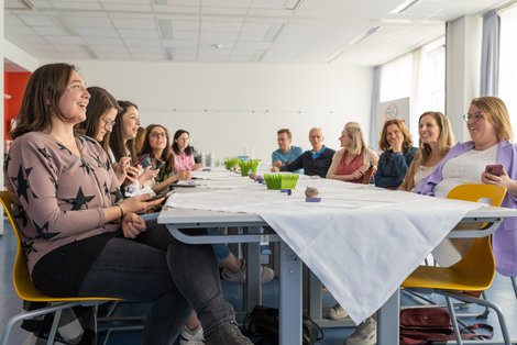 AbsolventInnen treffen sich zum Austausch