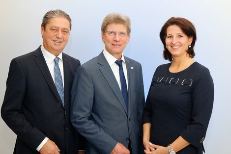 Gruppenbild Kollegiale Führung des Klinikums Rohrbach v.l.n.r.: Ärztlicher Direktor OA Dr. Wolfgang Tenschert, Kaufmännischer Direktor Mag. Leopold Preining, MBA, Pflegedirektorin Christa Kneidinger, MBA