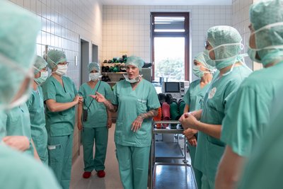 StudentInnen im OP-Gewand im Vorbereitungsraum 