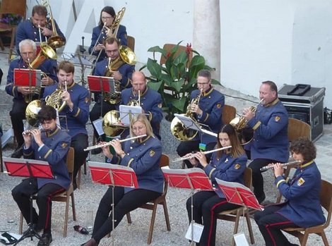 Ruth Bahmann spielt Horn bei einem Konzert von der Eisenbahner Stadtmusik Attnang
