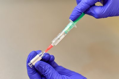 Spritze wird aufgezogen