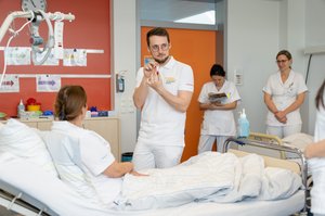 Auszubildende an einem Krankenbett