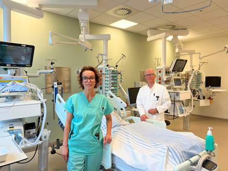 Pflegeleitung und Primar stehen am Krankenbett eines Patienten