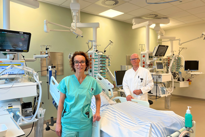 Pflegeleitung und Primar stehen am Krankenbett eines Patienten