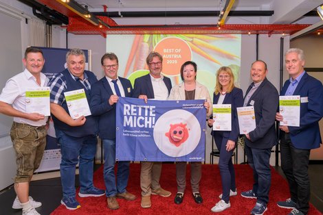 Gruppenfoto:  Stv. Techn. Dir. Ing. Mag. Manfred Kurz (re.), OÖG-Küchenverantwortlicher Ing. Peter Macek (Mi.) und die Kfm Dir.in des Klinikums Freistadt, Dipl. KH-BWin Andrea Gündhör (Mi.) freuen sich mit den ausgezeichneten (stv.) Küchenleitungen Alexander Fenzl/Klinikum Rohrbach, Andreas Aichhorn/Skgt.Klinikum Vöcklabruck, Bruno Ullmann und Thekla Gattringer/Klinikum Freistadt, Anton Schober/Neuromed Campus (v.l.n.r.).