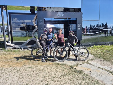 Gemeinsamer Mountainbike-Ausflug in den Bergen.