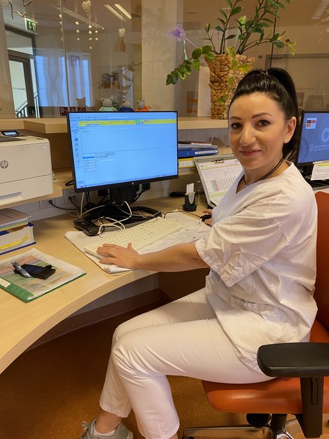 Olha Khlivna am Computer