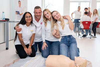 Auszubildende mit Übungs-Puppe