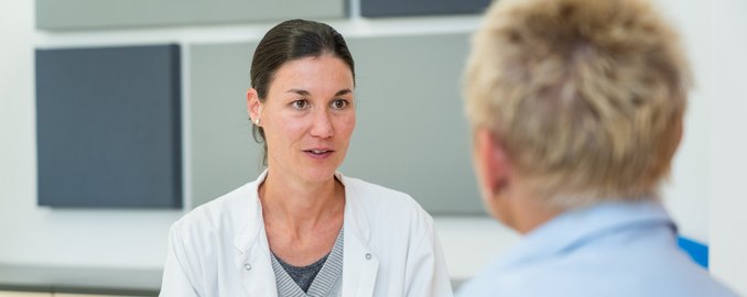 Sozialarbeiterin im Gespräch mit einer Patientin
