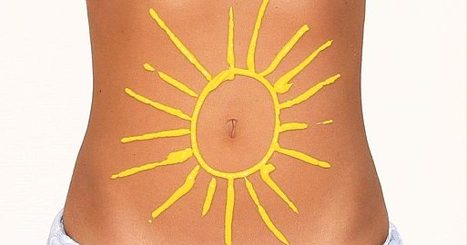 Bauch mit gezeichneter gelber Sonne um den Nabel