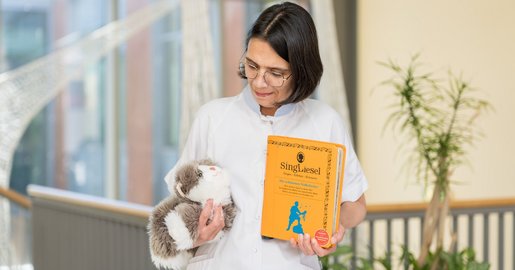 Demenzbeauftragte mit Therapiekatze und Liederbuch